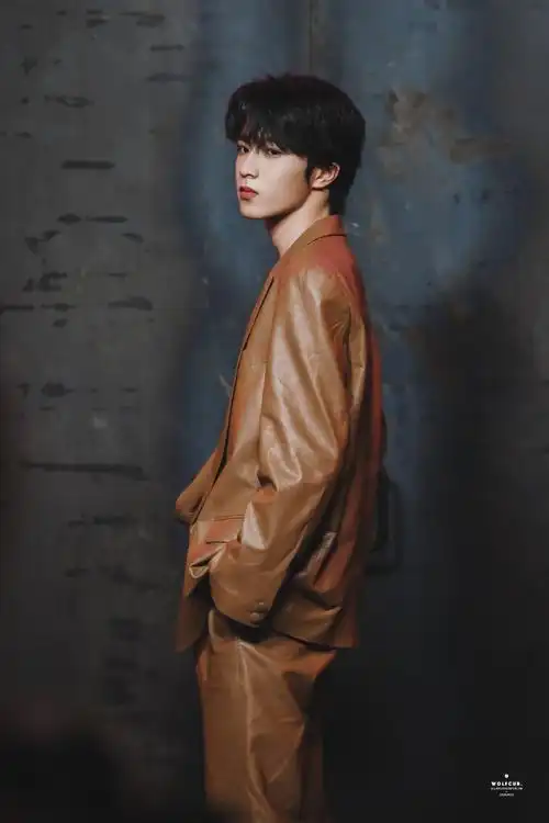 刘耀文卡其色皮衣##gucci上海大秀