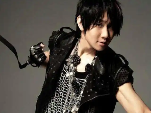 林俊杰在出道早期也不例外,除做歌手/作曲外,也想尝试多方面发展,尤其