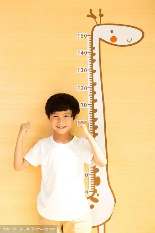 量身高的小男孩