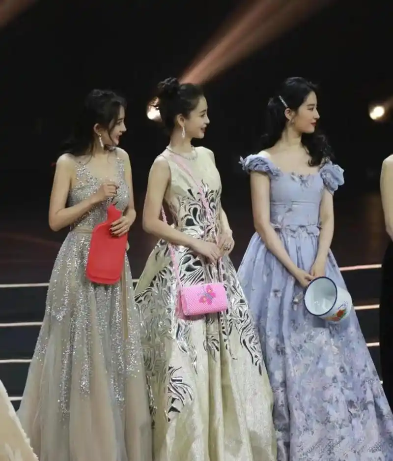 杨颖杨幂和刘亦菲三大美女同台领奖,简直是太养眼了