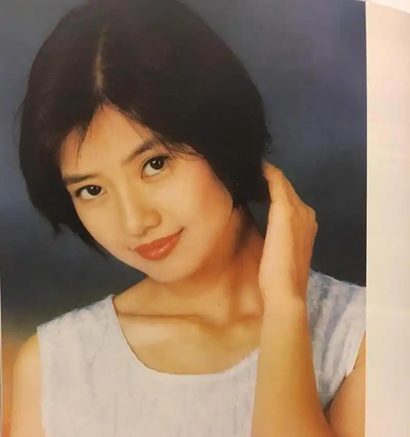 高圆圆少女时期旧照曝光 短发学生妹造型十分清纯