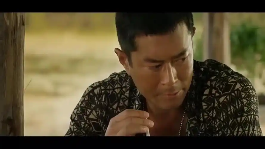 古天乐打电话给八面佛,通知他有内鬼,想要终止今天的交易