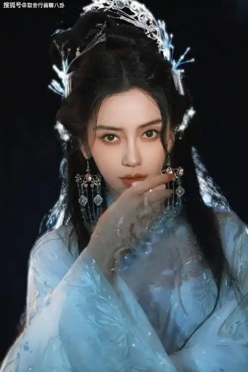 杨颖中秋节美照,冷感古装造型仙气十足,举杯月下浅酌宛若月神_照片