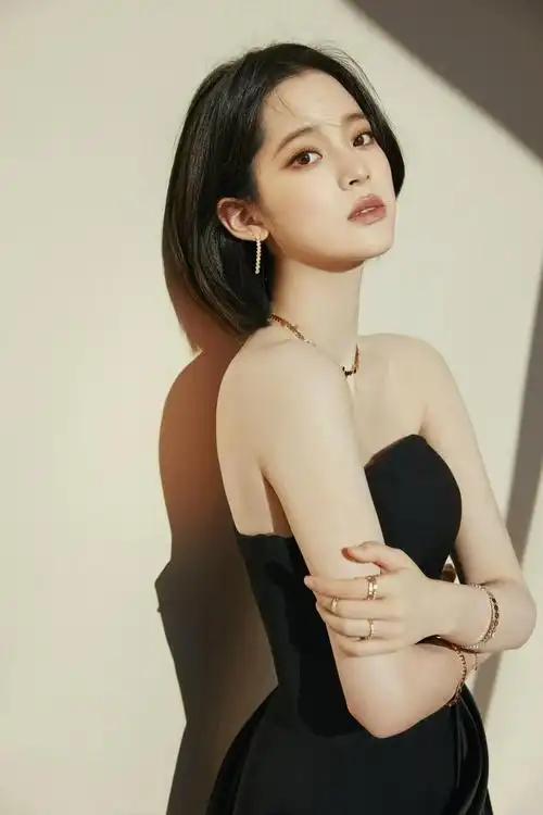 欧阳娜娜最新写真曝光一袭黑色抹胸短裙优雅迷人