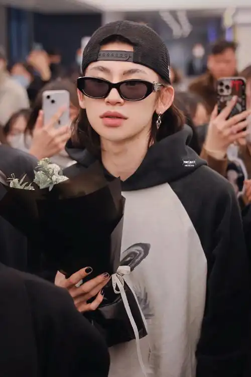 小鬼手拿应援棒向粉丝比心