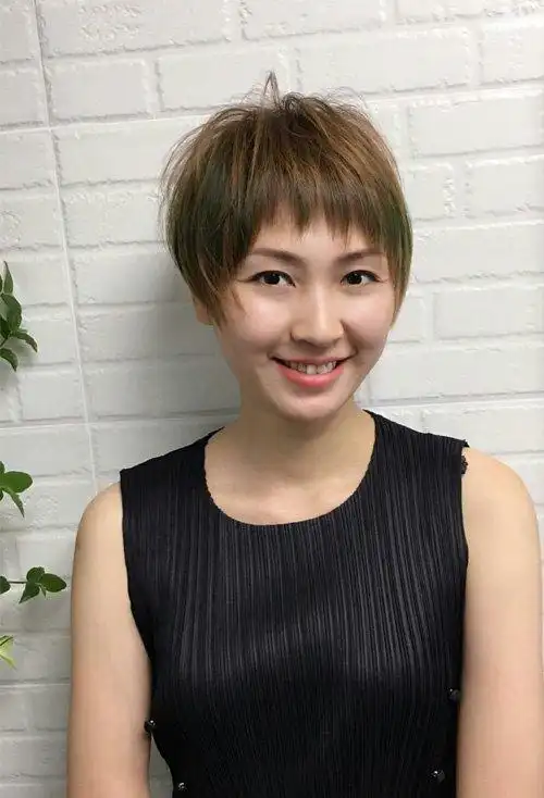 长脸女生短头发剪眉上刘海发型