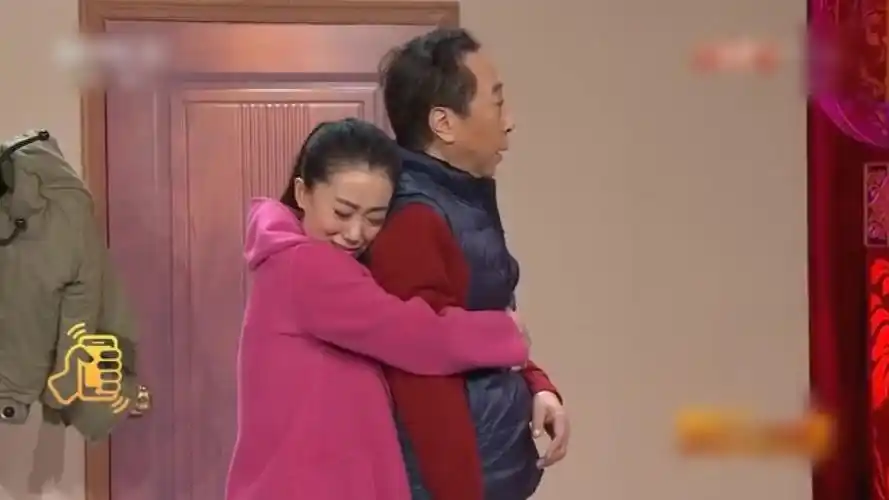 张小斐上演暖心小棉袄,冯巩穿的贴心!