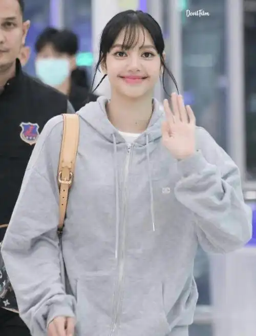 原创lisa机场被偶遇颜值严重下滑被网友戏称是大嘴猴成精