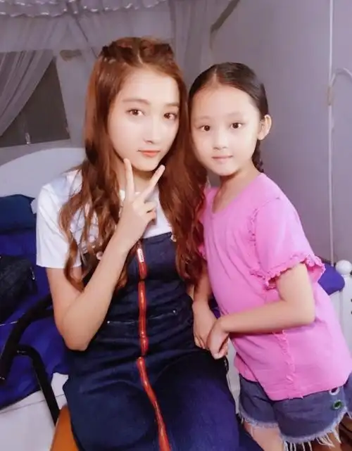 7岁张婉儿撞脸甜馨不仅和李小璐像母女还被称为关晓彤接班人