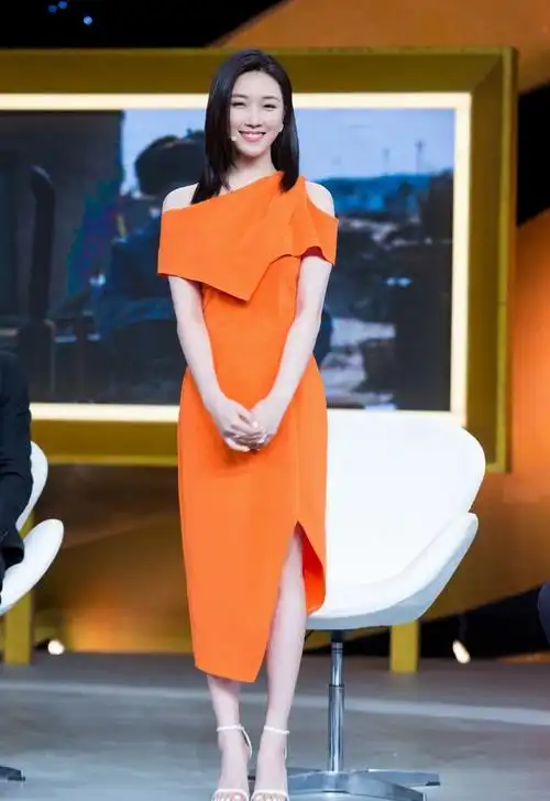 当红女星菅纫姿,穿搭时而干练优雅,时而甜美清新,美