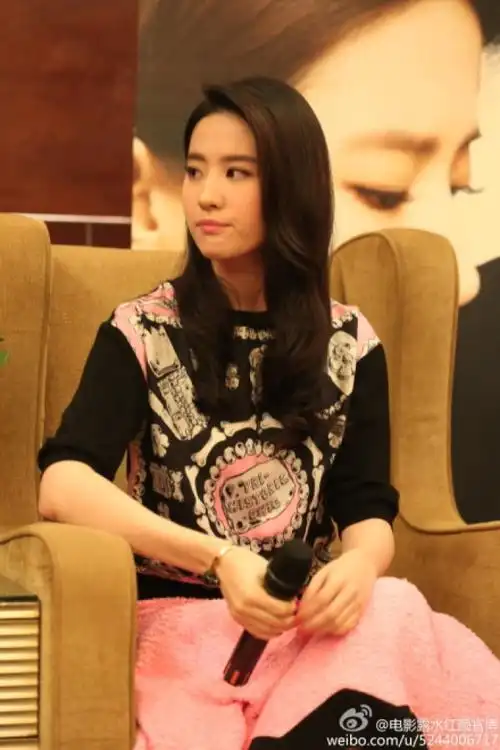 【#露水红颜# 全国路演重庆站】媒体见面会现场,茜茜@刘亦菲 讲述拍