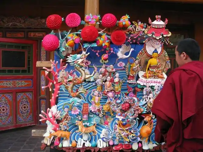 塔尔寺"艺术三绝"之酥油花▲塔尔寺"艺术三绝"之堆绣▲来这里,抚摸着