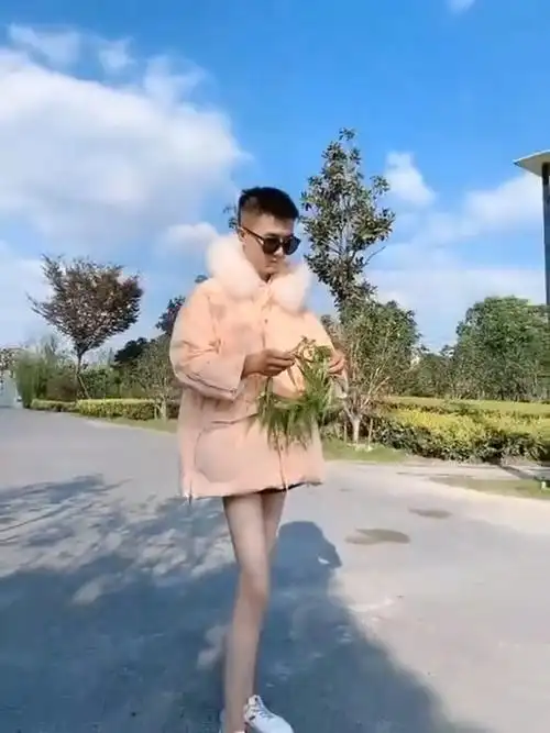 男人应该穿上正装驰骋商界,不该穿上女装来祸害一方,奈何我工作不同啊