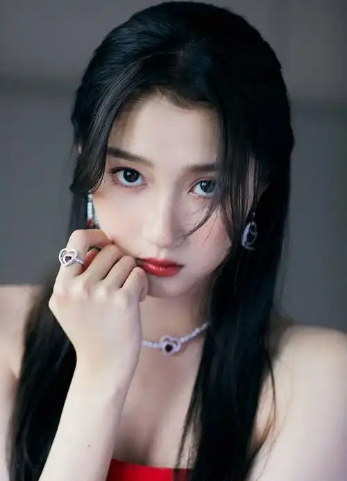 关晓彤拍摄湾区升明月中秋写真穿大红礼服秀精致香肩