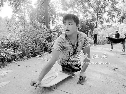 15岁高位截肢男孩街头献唱养家