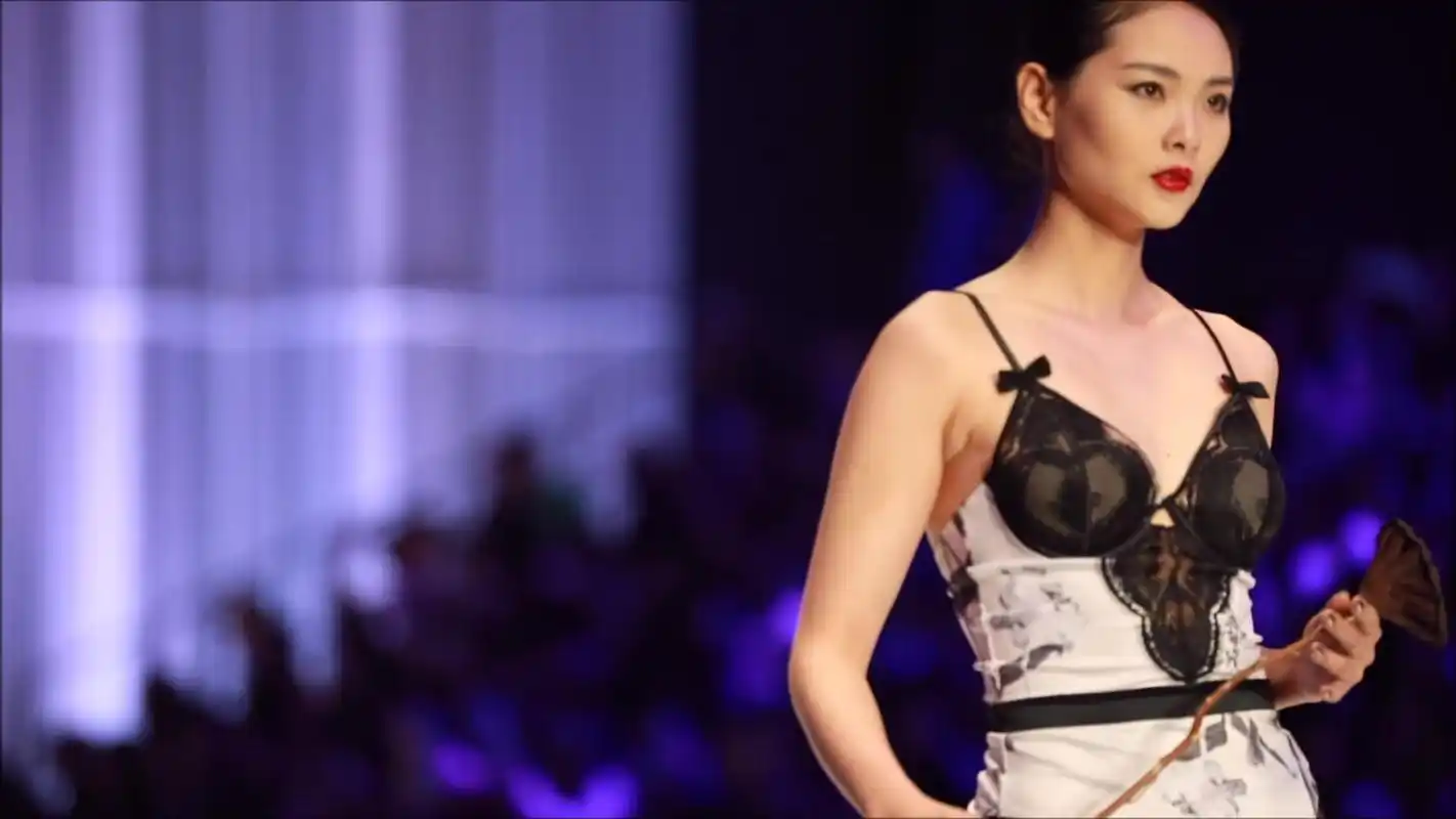 内衣时装秀:超模身材纤细迷人,带着优雅的性感!