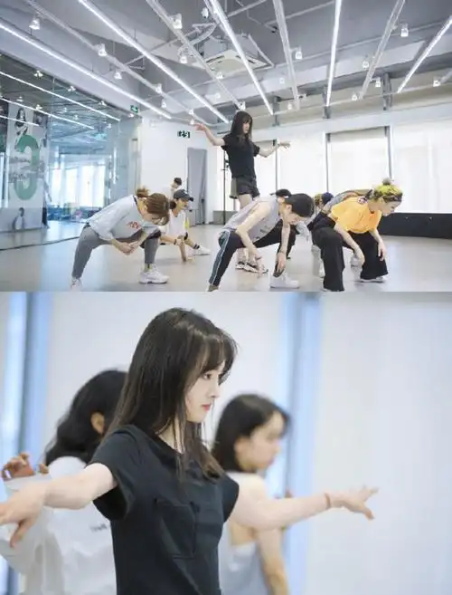 郑爽排练舞蹈黑色t恤牛仔短裤大长腿很吸睛