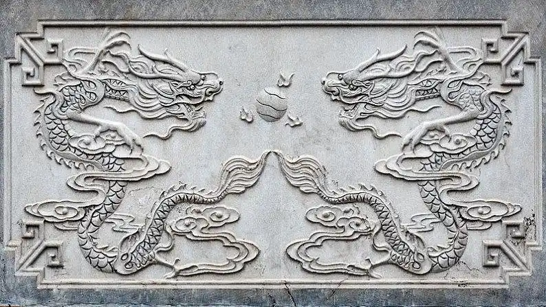 灰色石壁上的双龙戏珠浮雕_高清图片_全景视觉