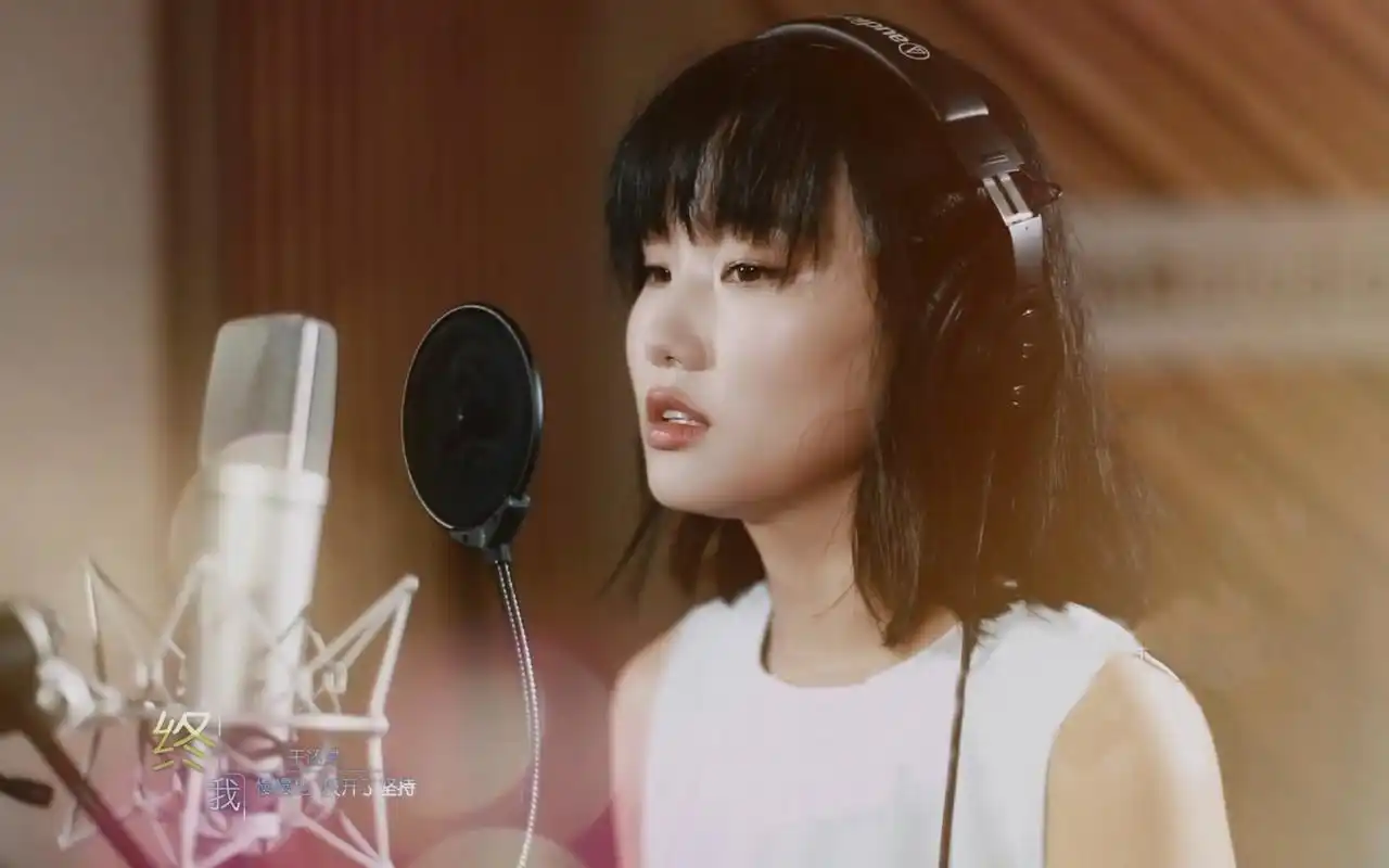 黄龄演出不慎摔下舞台,粉丝怒斥主办方及主持人,这是风沙太大的问题吗