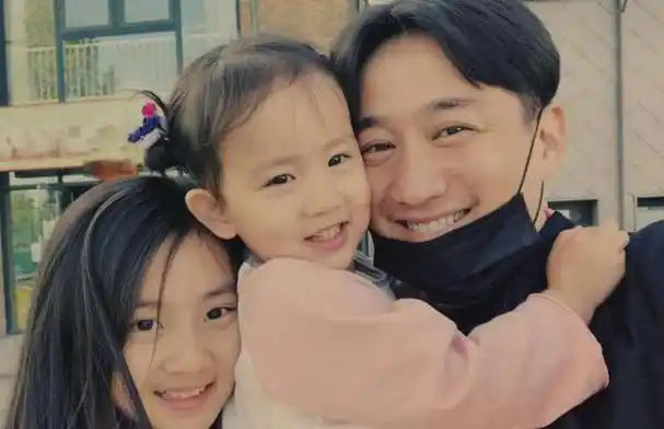 黄磊的三个孩子在公众面前的亮相和特点,更是让人惊叹和羡慕.