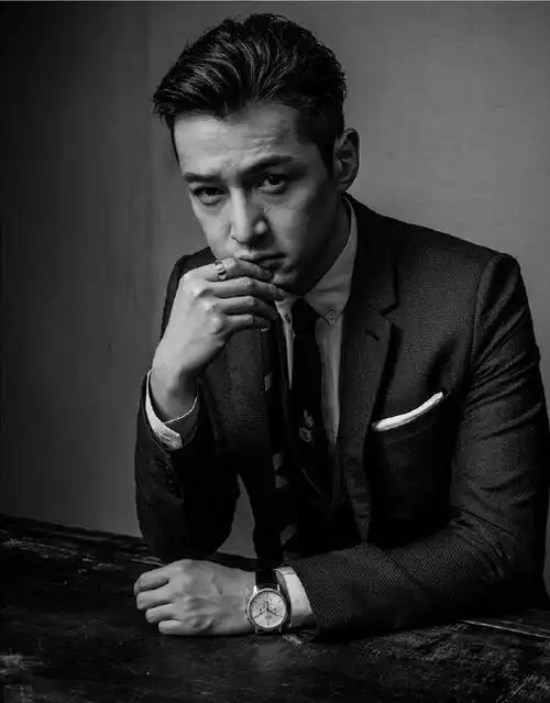 [视频]胡歌黑白大片曝光 已经无法单纯用帅来形容