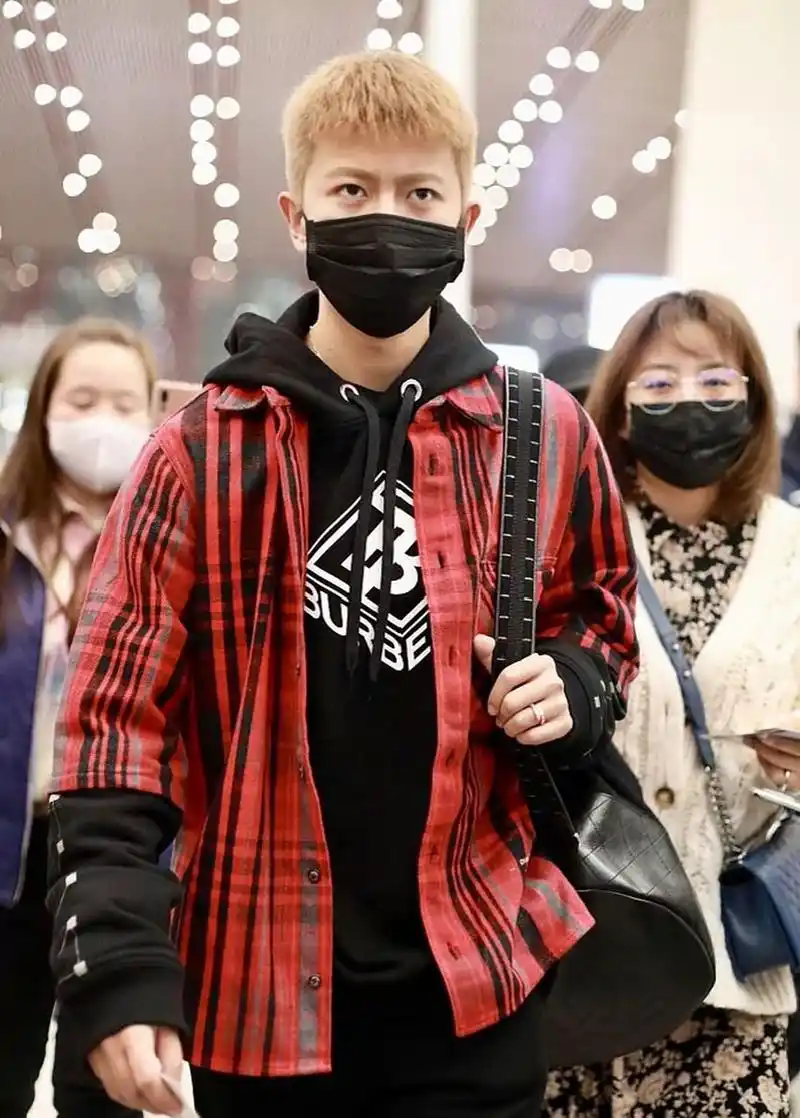 即使戴着口罩,仍然不影响到任嘉伦的颜值.