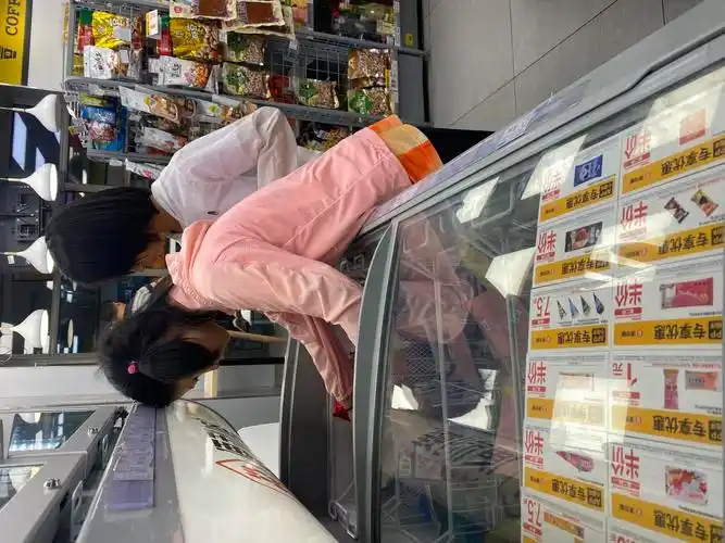 陪着孩子去探险练摊儿卖手链