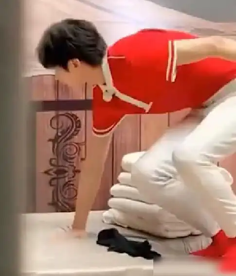 蔡徐坤在后台换袜子被拍谁注意他脚底板网友三天没洗