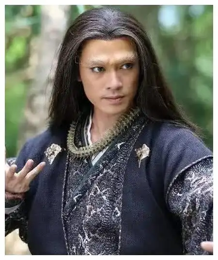 还记得《花千骨》的单春秋吗?当他卸妆后,颜值不输小鲜肉