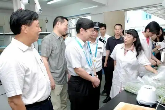 谭国箱率食品安全保障指挥部有关成员莅临市农检中心慰问一线工作人员