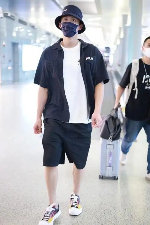 感的男生完全可以以黄景瑜的穿搭为模板来学习,若要在叠穿中选择长裤