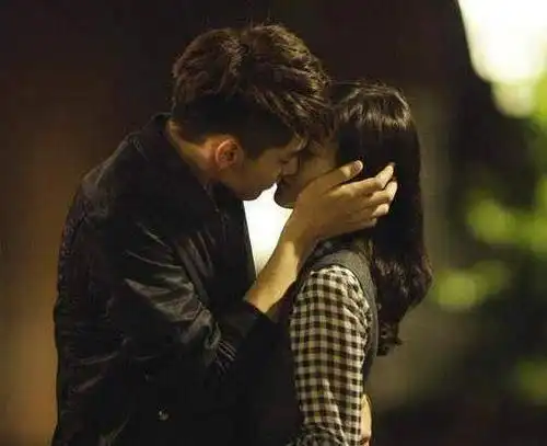 易烊千玺和周冬雨拍吻戏吴亦凡鹿晗杨洋的银幕初吻给了她们
