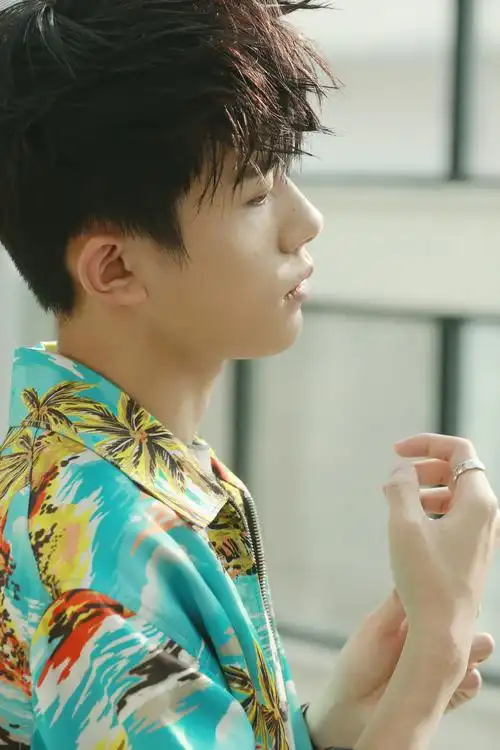 易烊千玺新闻180403工作室更博带来千玺拍摄智族gq封面高清美图少年