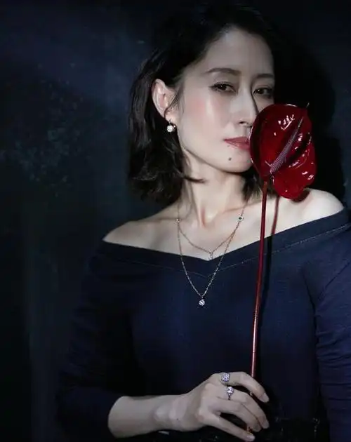 刘敏涛真狠,踩12厘米细高跟鞋出镜,搭配高腰皮裙大秀迷人身材