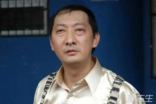 在《疯狂的赛车》里,九孔饰演奸商李法拉,卖假药,雇凶杀妻,栽赃陷害等