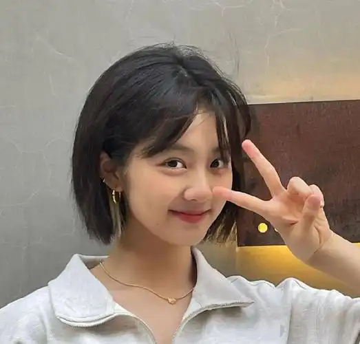 组图:黄多多晒自拍照短发墨镜酷飒 侧颜五官精致颜值