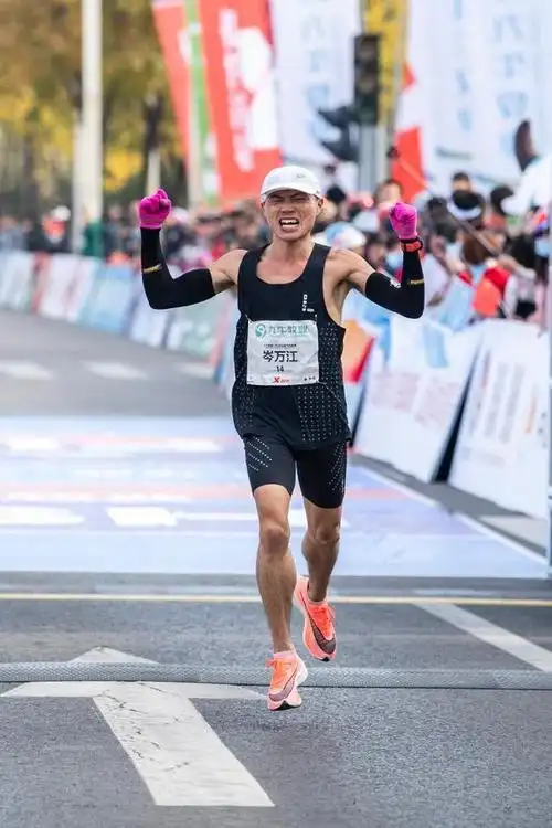从修车工到马拉松冠军,他在奔跑中书写新的人生