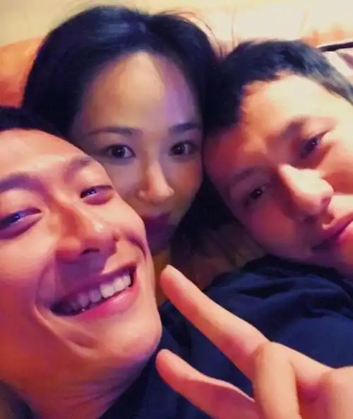 杨紫晒与男友合影却惊现他网友有一个多余的