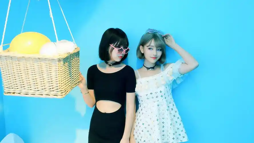 短发闺蜜性感美女私房照高清图片壁纸