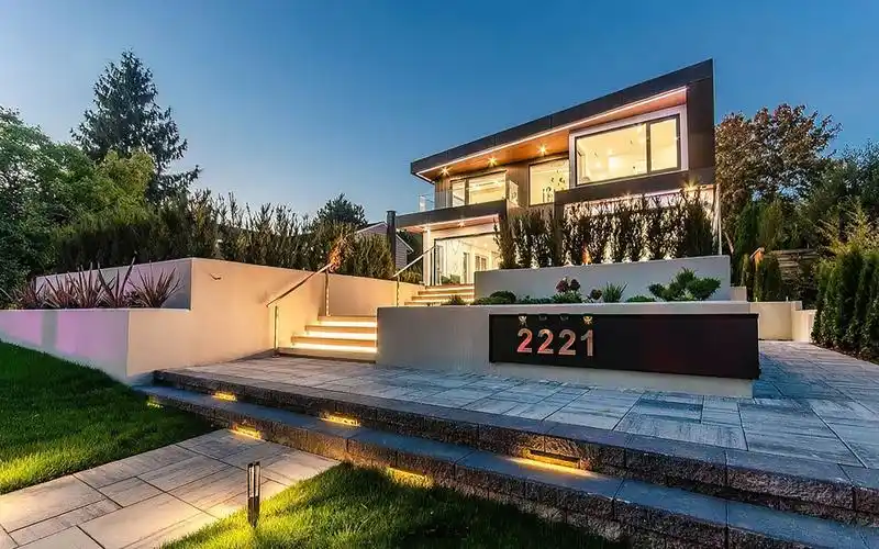 在加拿大西温哥华的一座新建现代别墅|2221 kings ave, west