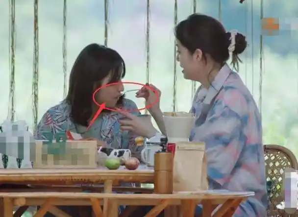 原创欧阳娜娜用勺子喂张子枫张子枫吃法引热议娜比救场堪称教科书