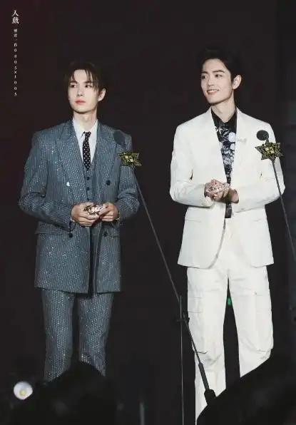 原创肖战和王一博同台比时尚同穿帅气西装看内搭就知道谁赢了