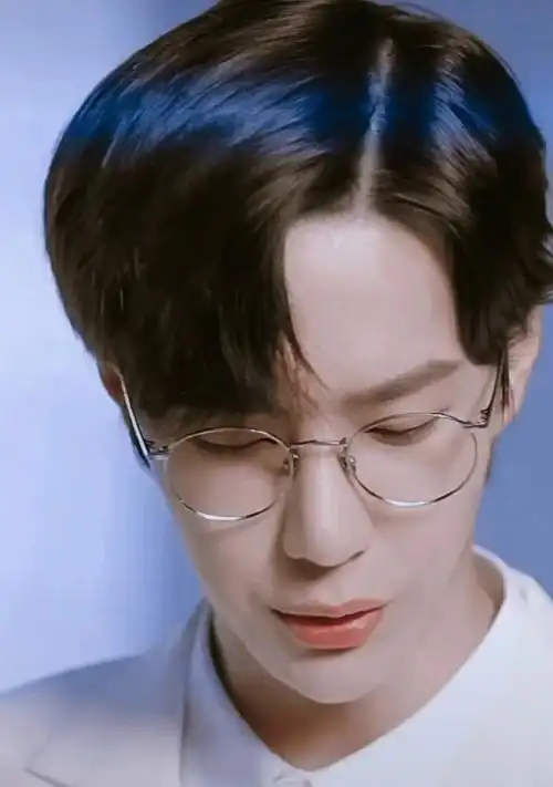 王一博#"一博戴眼镜帅呆了"了,哈哈