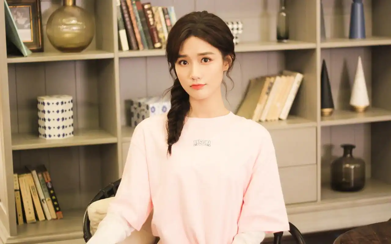 陈意涵清秀俏皮居家写真桌面壁纸