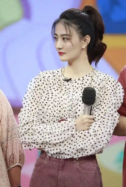 众所周知,徐璐的身高是166cm,这在倪妮,钟楚曦,乔欣等在内娱圈中仁档