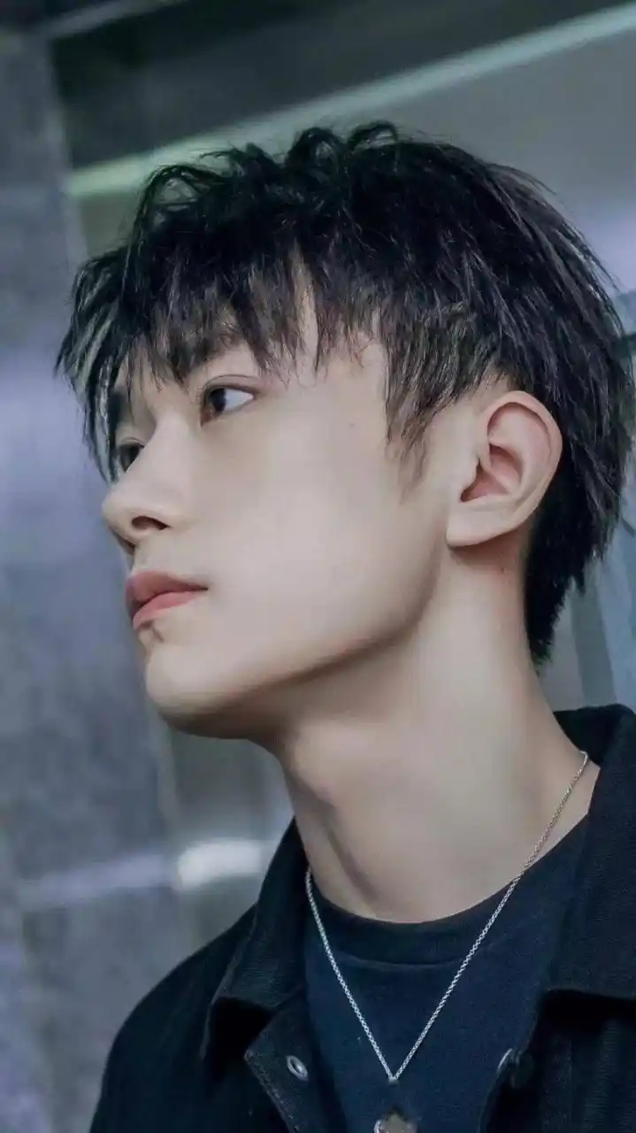 易烊千玺##易烊千玺怼脸侧颜照#来自易烊千玺的侧脸杀,五官太优越了