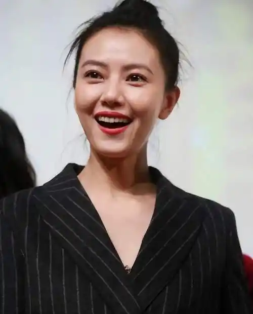 怼脸镜头成照妖镜卡粉黑头痘痘科技感暴露明星真实颜值