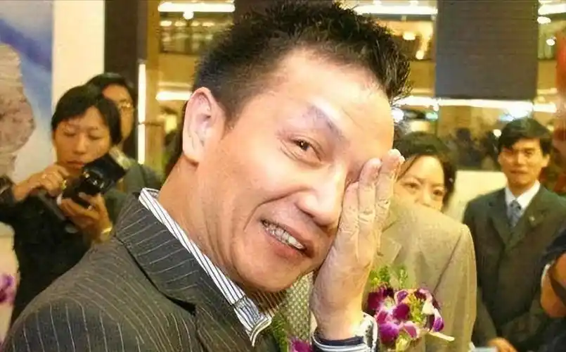 周正毅祖籍其实是江西的,但是他是在上海出生的,他们家当时住在杨浦区