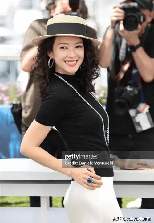 过去的二十年里,章子怡不但有着辉煌的事业,还有着丰富的感情史