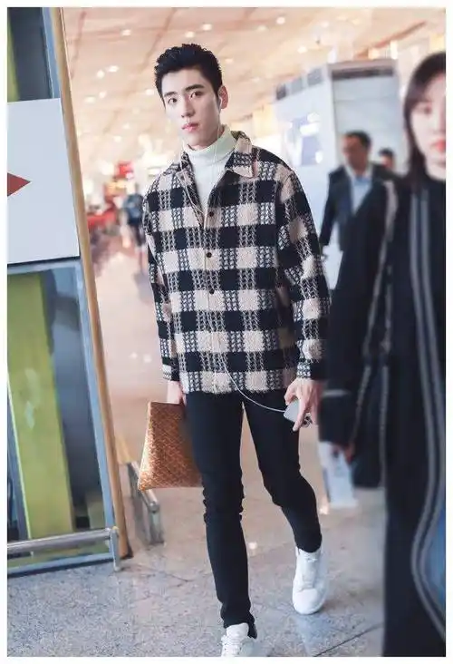 王子异拎着包的样子,越看越怪!_哥哥_穿着_黑色